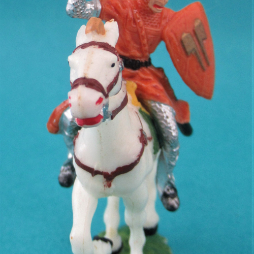 8857 4 Cavalier avec épée et écu sur cheval 1 (III b).